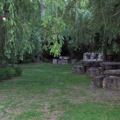 Merendero en el río